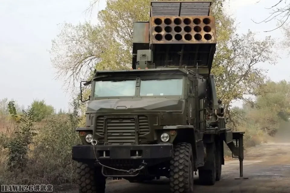 俄羅斯軍方近期承認，已經在烏俄戰爭前線使用 TOS-2 重型火箭砲作戰。 圖：翻攝自 hawk26講武堂