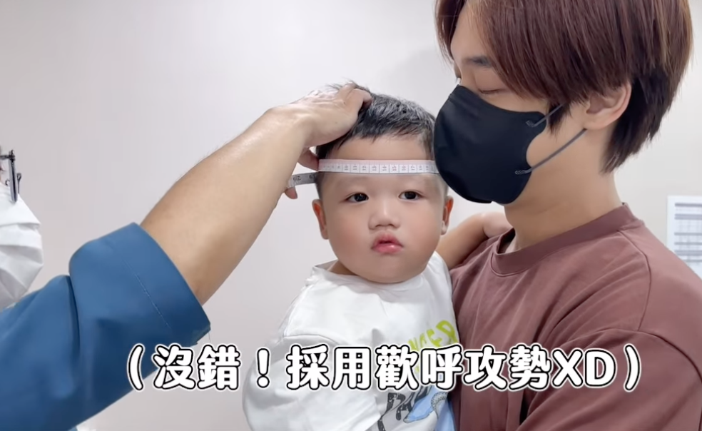 量身高體重時，Kim、Nico、妮妮全程對著萌弟歡呼。 圖：翻攝自那對夫妻IG