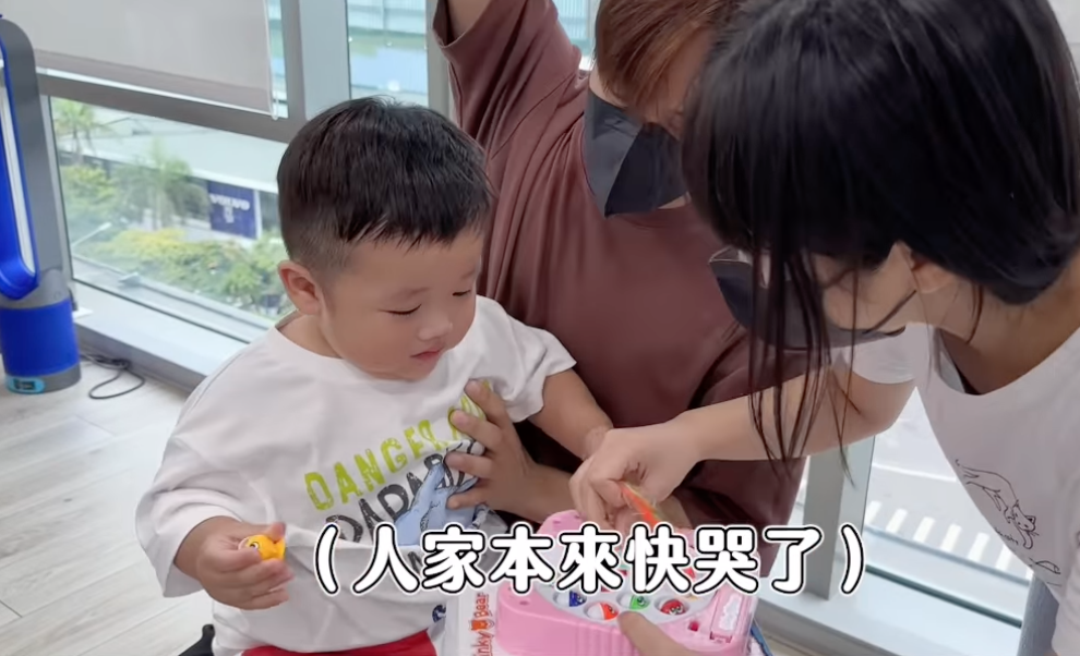 妮妮拿出玩具，用「玩具誘惑」轉移萌弟對打針的注意力。 圖：翻攝自那對夫妻IG