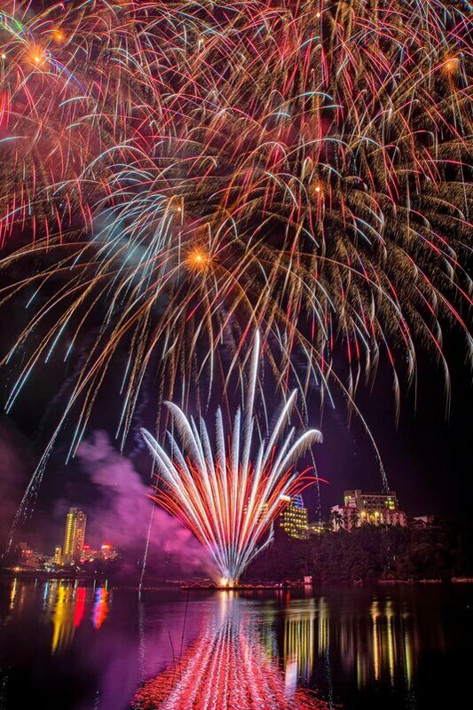 日月潭花火音樂嘉年華首場煙火秀湧入超過2萬5000人參加，接下來在11月4日、18日還有2場煙火秀。 圖：取自日月潭國家風景區管理處 （資料照）