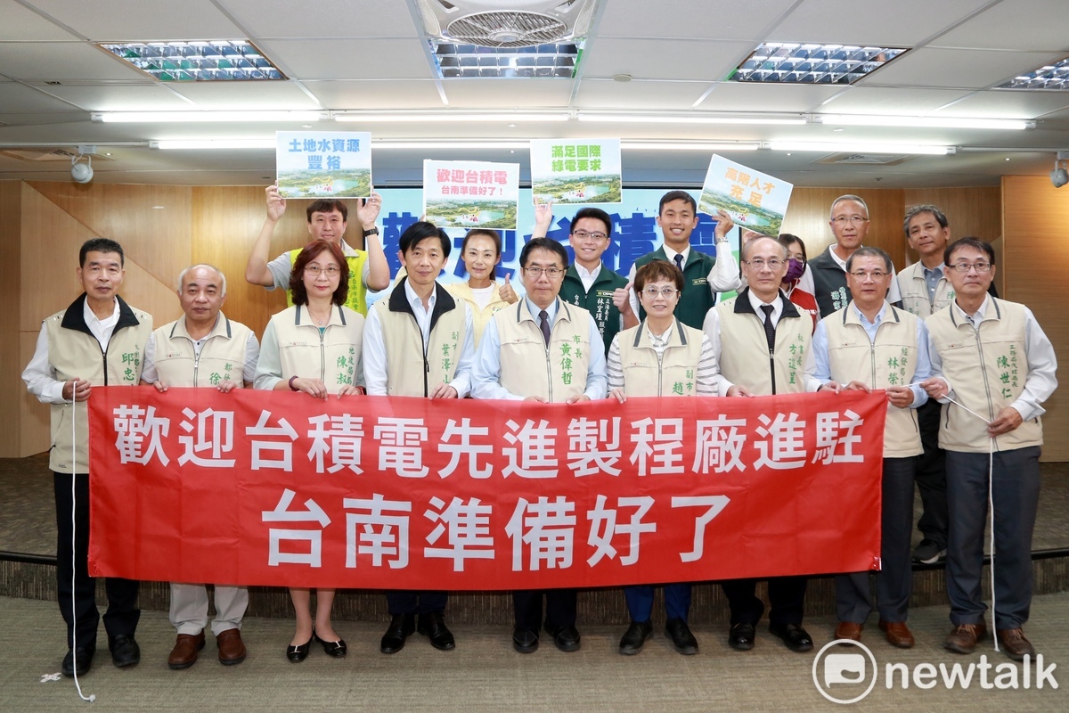 台南市長黃偉哲率領市府團隊一級首長舉行記者會，向外界說明台南最適合台積電先進製程廠進駐之六大理由，並宣示會全力爭取，讓台南持續扮演台積電最先進製程的產業聚落，打造更堅強的護國神山群。 圖：黃博郎／攝