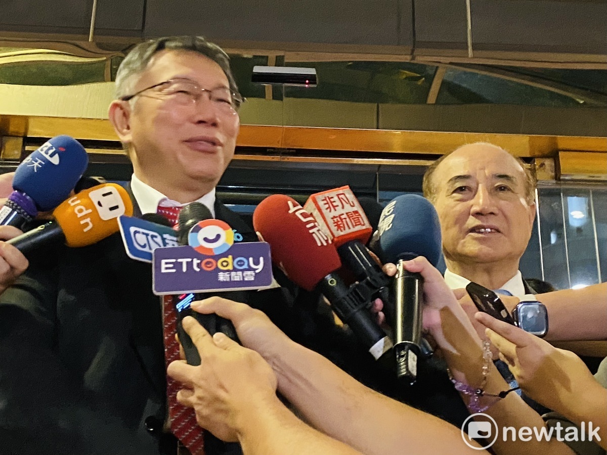 民眾黨總統參選人柯文哲（左）拜會前立法院長王金平（右）。 圖：周煊惠 / 攝（資料照）