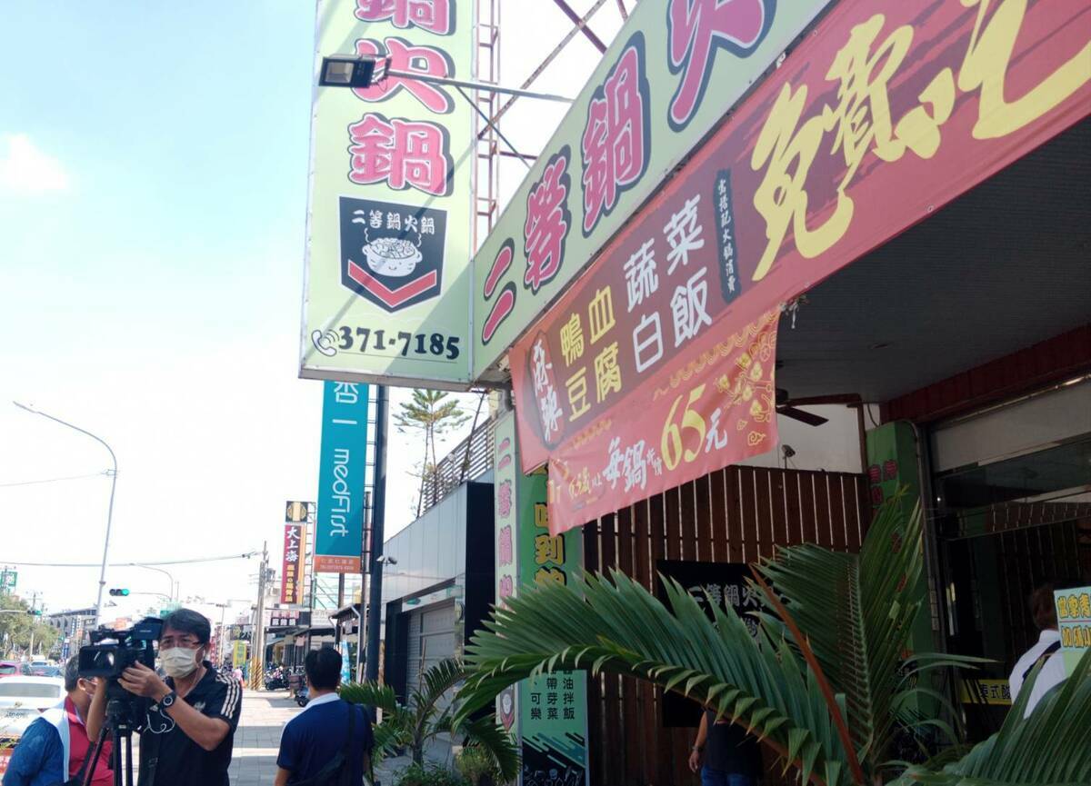 仁武仁雄路上的火鍋一條街。 圖：孫家銘攝