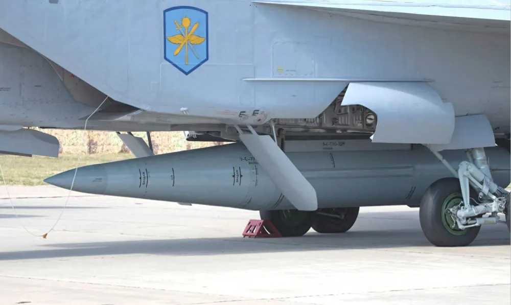 「匕首」體積龐大，即便是重型的米格-31 戰鬥機，也只能在機腹掛載 1 枚「匕首」導彈。 圖：翻攝自鋒芒FM