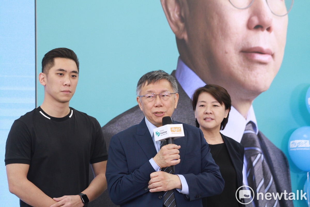 民眾黨總統參選人柯文哲（中）、新北市議員陳世軒（左）、柯文哲競選總幹事黃珊珊（右）。 圖：周煊惠 / 攝