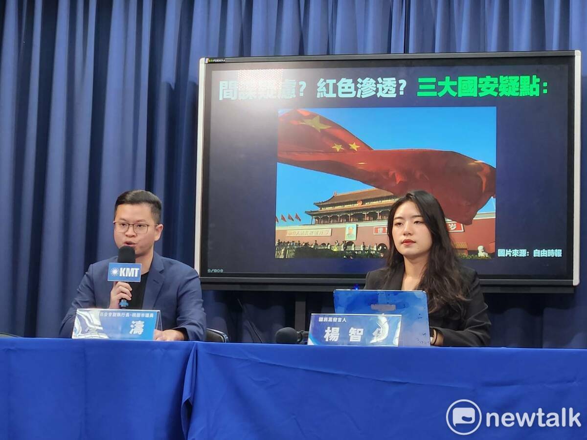國民黨發言人楊智伃與凌濤招開記者會，質疑趙天麟外遇事件涉及國安危機。 圖：黃建豪/攝