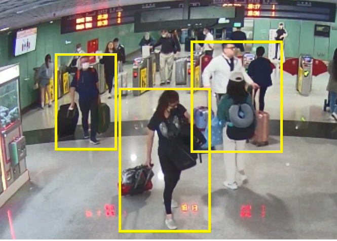 系統一旦偵測到從高鐵站出閘門的旅客拖著大件行李或坐輪椅，智慧電梯會主動HOLD住對象，立即將電梯派往該樓層等候。 圖：桃園大眾捷運股份有限公司／提供