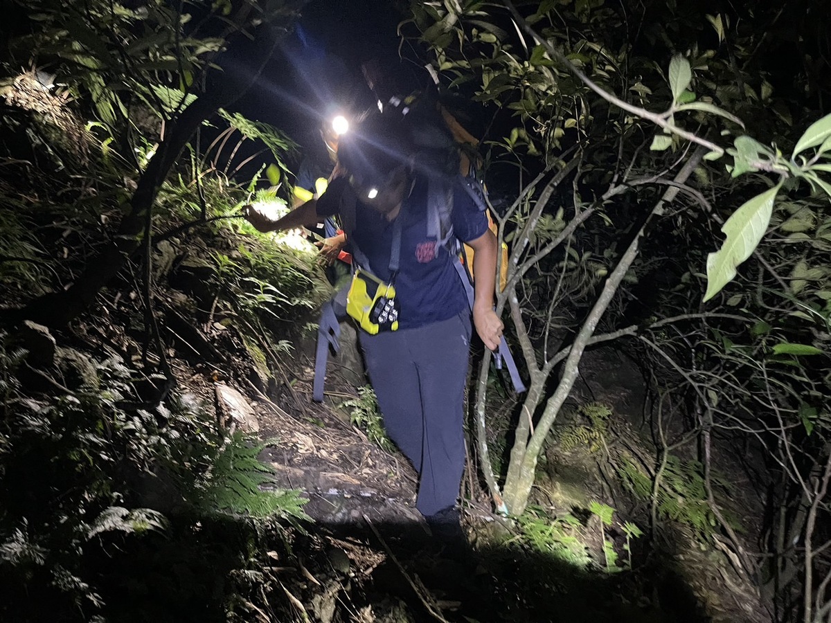 22日上午有山友在網路上揪團前往玉山國家公園內的瓦拉米步道山風瀑布挑戰溪降，在下午時6人就因溪水暴漲受困，後續所幸經消防局分批救援後帶回安全地點，才沒有生命危險。 圖：翻攝自花蓮縣消防局臉書