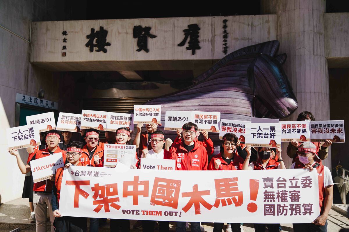 台灣基進喊出「下架中國木馬！賣台立委無權審國防預算」的口號，控訴國民黨立委阻擋台灣國防自主發展。 圖：台灣基進提供