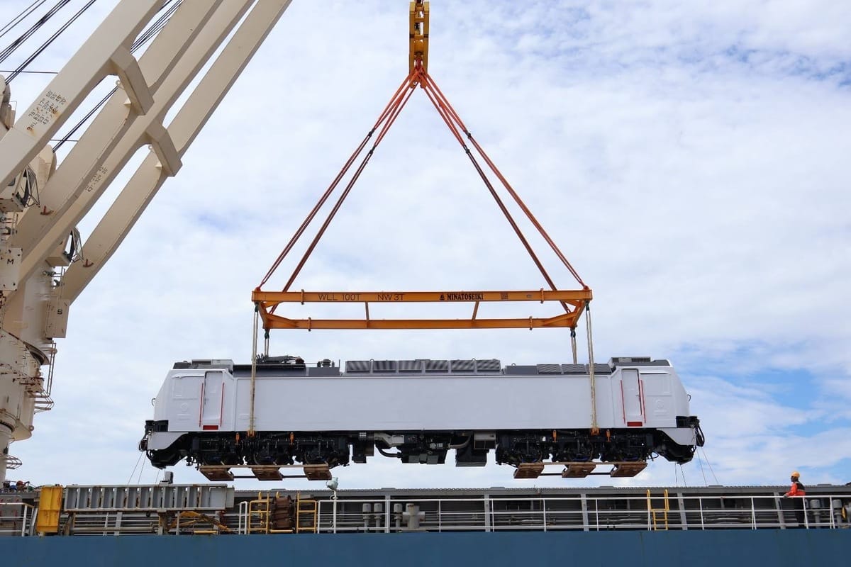交通部台鐵局「10年購車計畫」中最重要的全新E500型電力機車上個月已抵台。 圖：台鐵局／提供