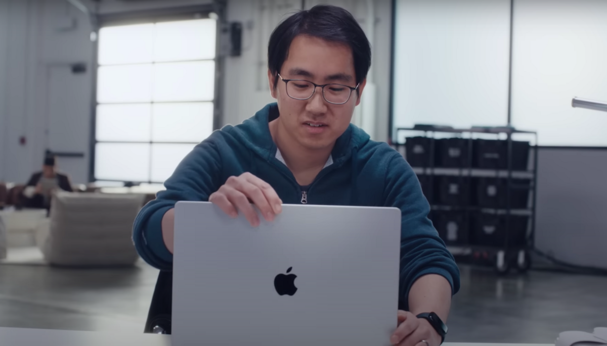 有部分國外用戶發現MacBook Pro上蓋開啟到某個角度時，螢幕會出現紫色線條導致無法使用，疑似是因為筆電縫隙「卡灰塵」而釀禍。（圖為MacBook使用示意） 圖：取自蘋果YT官網