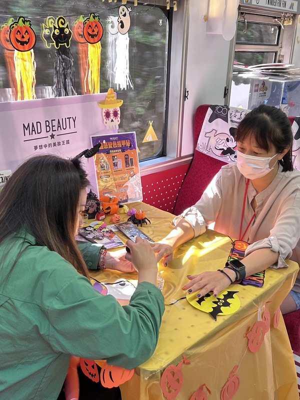 環島之星首度安排萬聖指甲彩繪服務。 圖：台鐵局／提供