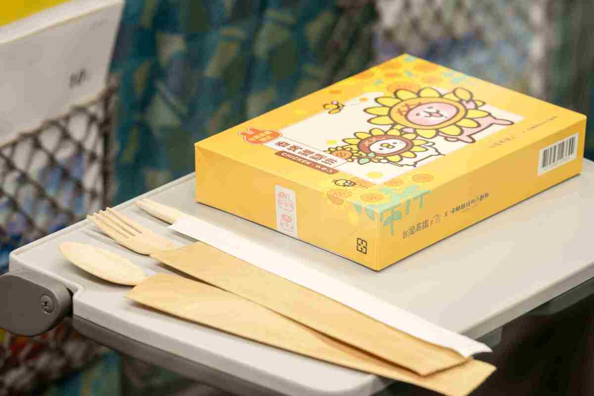 高鐵列車上各項服務品也持續調整成更加符合環保減塑的材質。 圖：台灣高鐵公司／提供