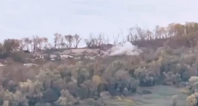 烏俄兩軍圍繞第聶伯河地區，展開了殊死搏殺。圖為俄軍砲擊烏軍第聶伯河南岸沼澤區域的陣地。 圖：翻攝自秦蓁