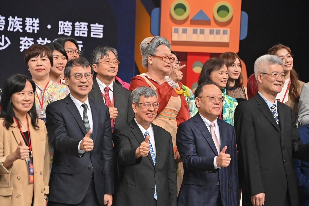 參與今（25）天「跨平台．跨族群．跨語言」公視兒少奔放前行記者會的來賓合照。 圖：行政院提供