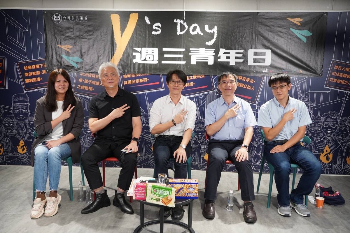 舞台上由左至右為曾柏瑜、陳為祥、董思齊、陳俐甫、陳方隅。 圖：Y’s Day週三青年日提供