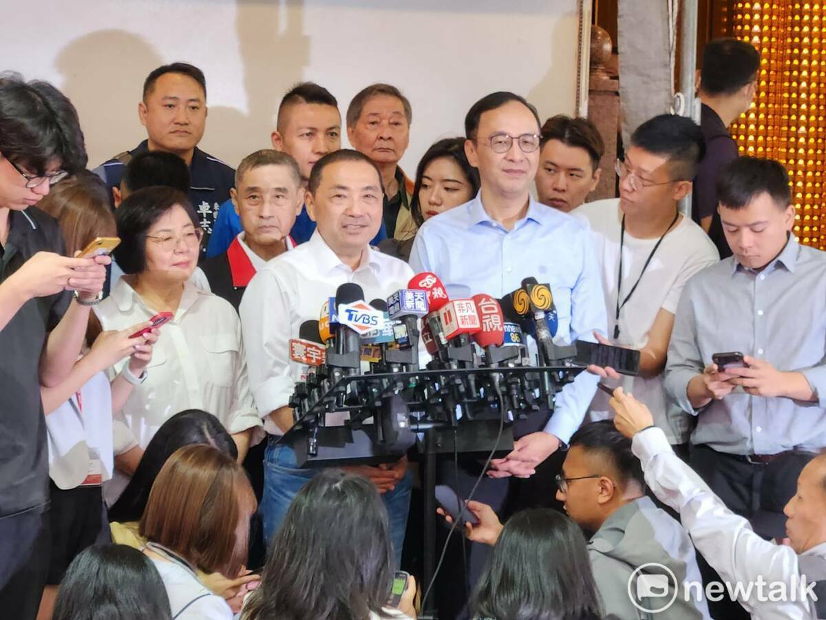 國民黨總統參選人侯友宜與國民黨主席朱立倫參拜文昌宮後受訪。 圖：黃建豪/攝