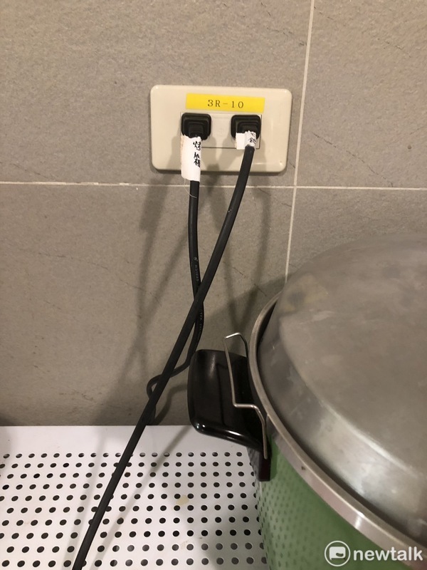 提醒大家平常一定要仔細檢視一下電器的電線及插頭，如果發現有電線、插頭過熱或破損，都是危險情況，一定要趕快處理。(插頭示意圖) 圖：林冠妤／攝