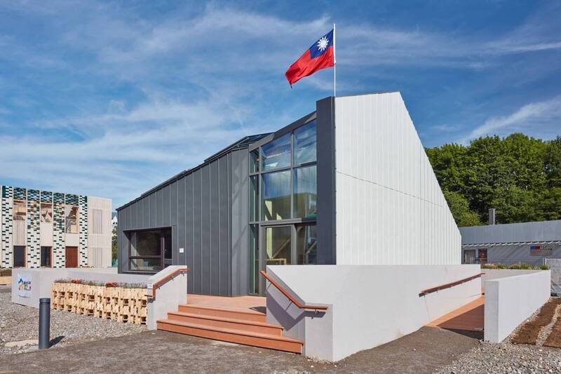 曾聖凱於陽明交大帶領的跨領域設計團隊（NYCU Team TDIS），以作品「1 House for All 台灣厝」獲得日本 Good Design Award評審的肯定。  圖：取自曾聖凱臉書
