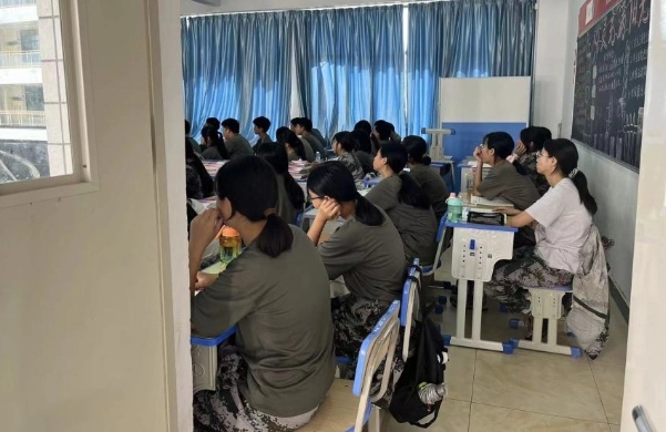 廣東省清遠市德聖健康職業技術學校被爆出教室內沒有老師來教學，造成學生集體退學。 圖 : 翻攝自《廣州日報》