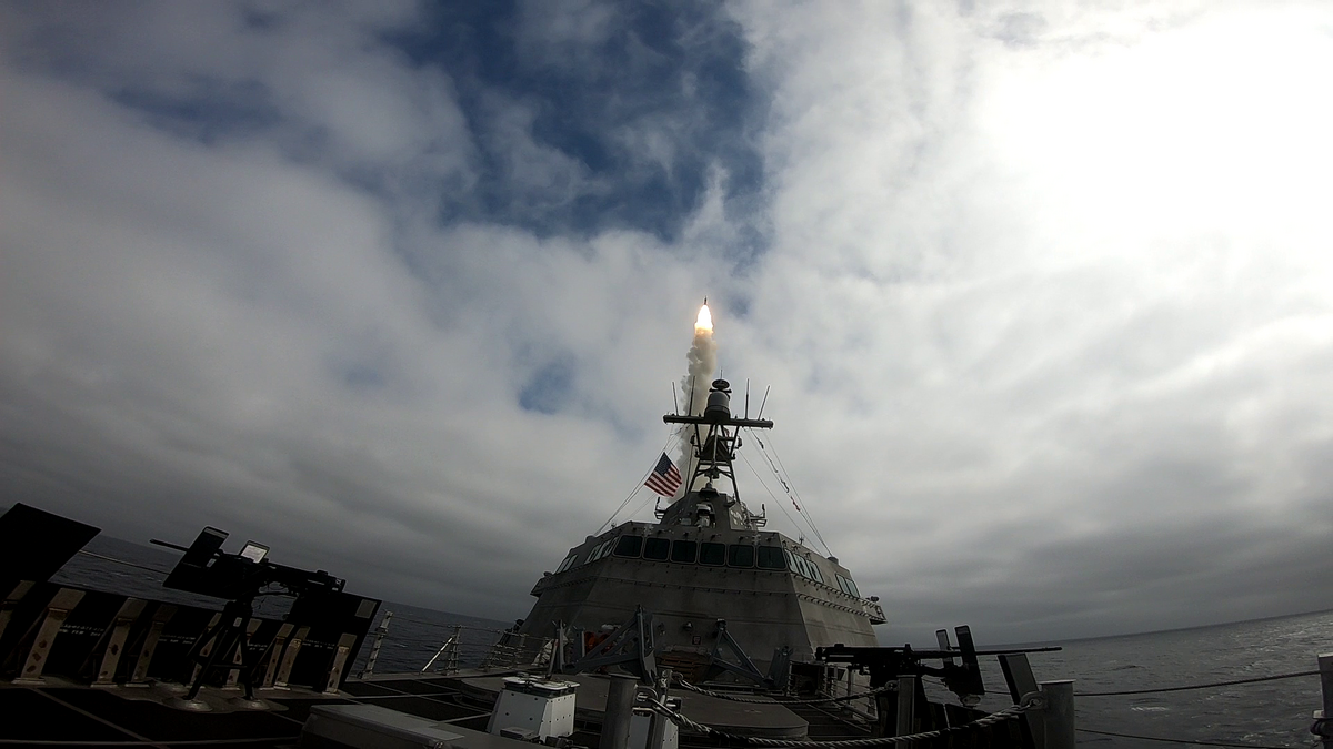 美國海軍「獨立級」濱海戰鬥艦「薩凡納號(LCS-28)」24日在東太平洋，整合貨櫃武器系統發射SM-6標準飛彈。 圖：翻攝US Navy