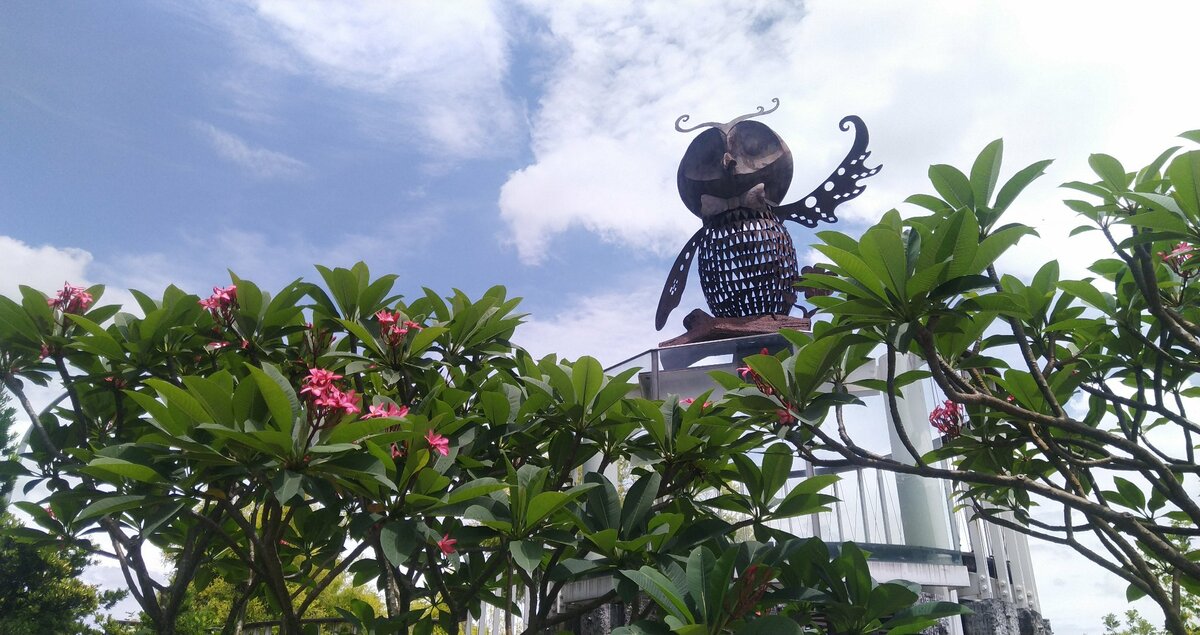 值得一去的「華美光學eye玩視界」是台灣第一座眼鏡產業觀光工廠，品牌形象貓頭鷹主題，還有以產業博覽館的展出形式。 圖：翻攝自華美光學 eye 玩視界觀光工廠餐飲複合眼鏡店