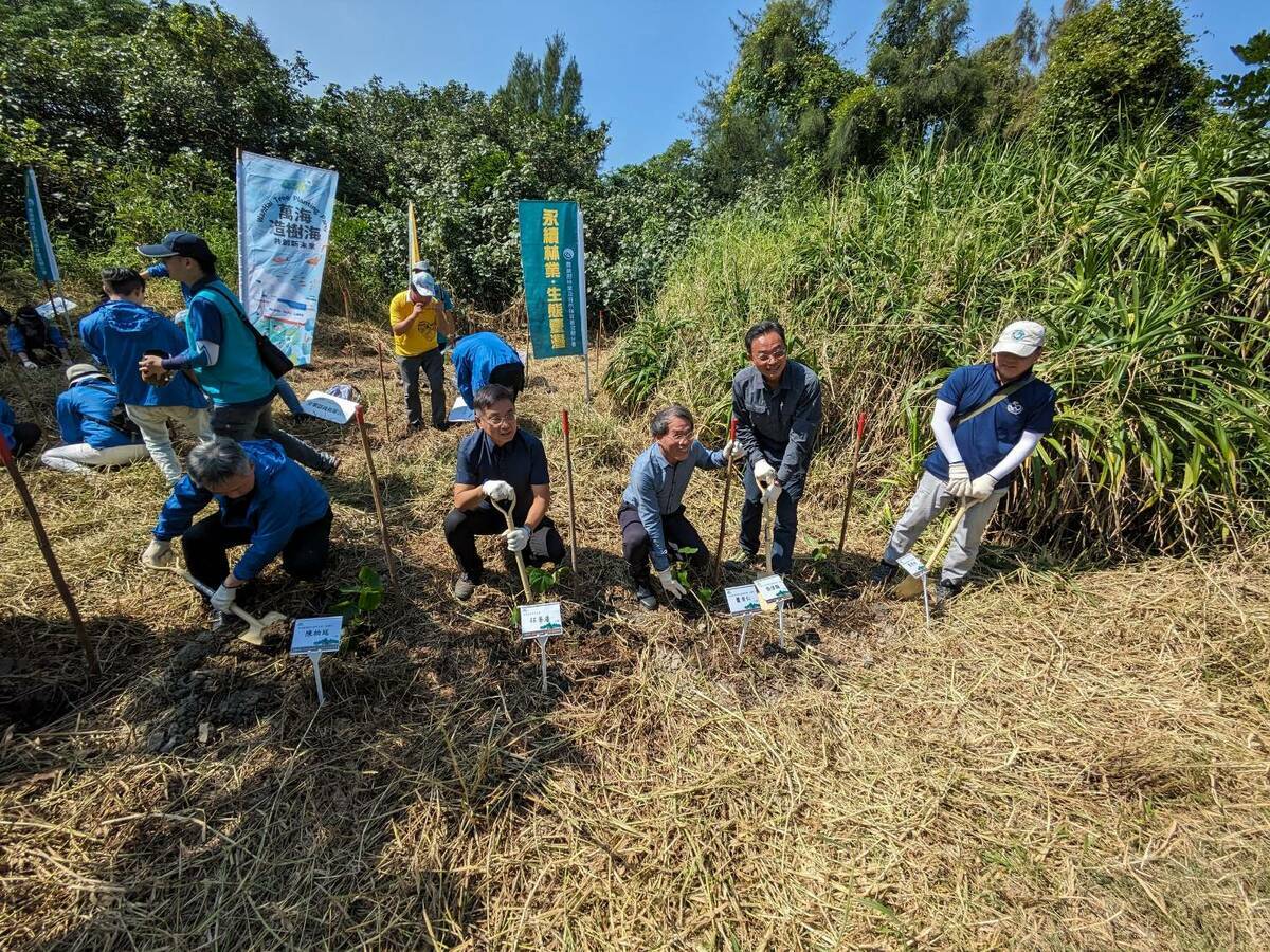 農業部林業署今(26)日與民間共同舉辦位於宜蘭壯圍海岸一帶的「加留沙埔保安林」植樹活動。。 圖：林業及自然保育署／提供