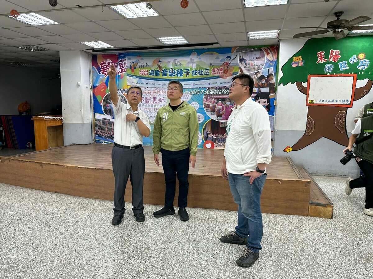 蔡其昌、施志昌為大甲區東陽國小向陽樓地下室活動中心爭取180萬整修經費。 蔡其昌服務處/提供