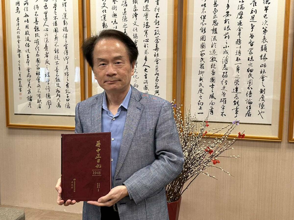 國史館館長陳儀深拿到剛出爐的蔣介石日記。 圖：朱蒲青／攝。