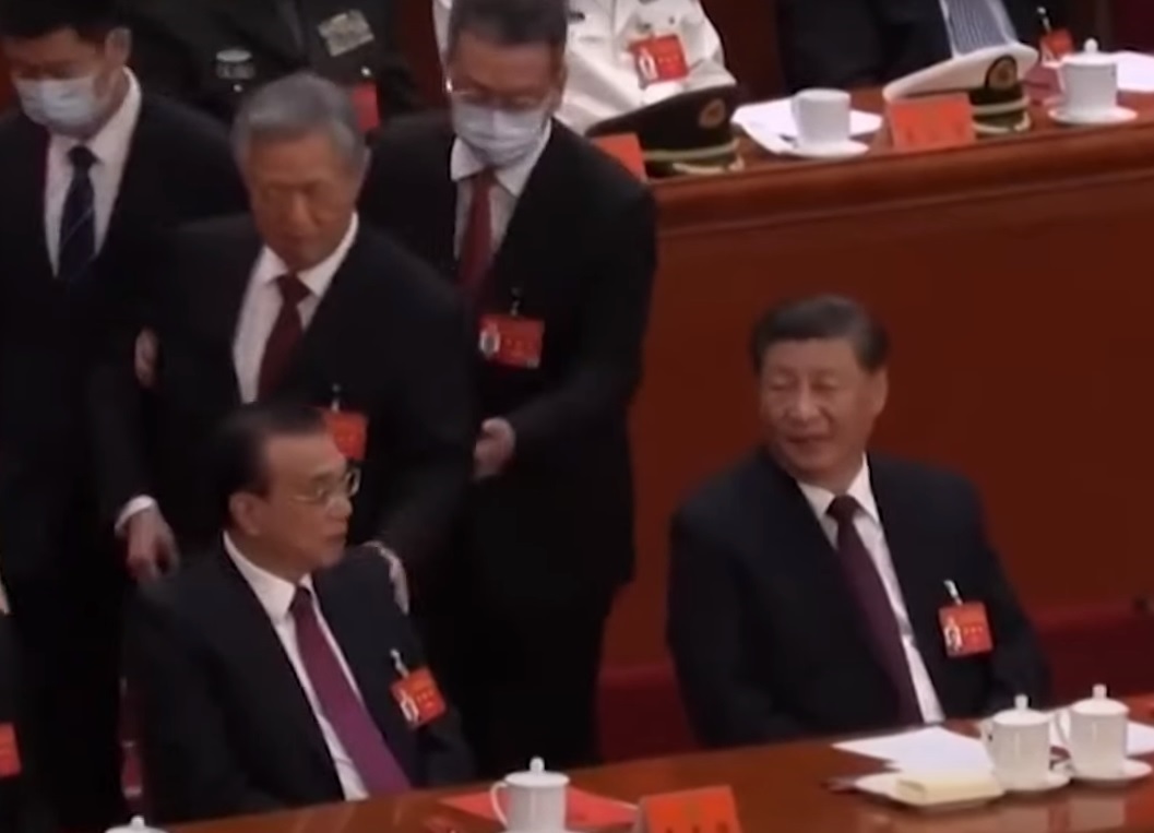 中國20大舉行會場，前中國國家主席胡錦濤被帶離場時，曾向李克強拍肩，一度引發話題。 圖：翻攝自微博