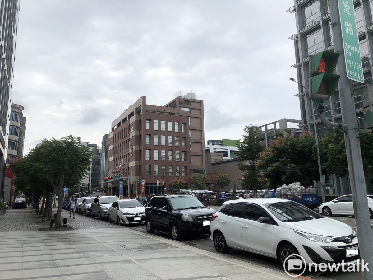 今(27)日起受到東北季風增強和華南雲雨帶東移影響，各地轉濕涼。 圖：林冠妤／攝