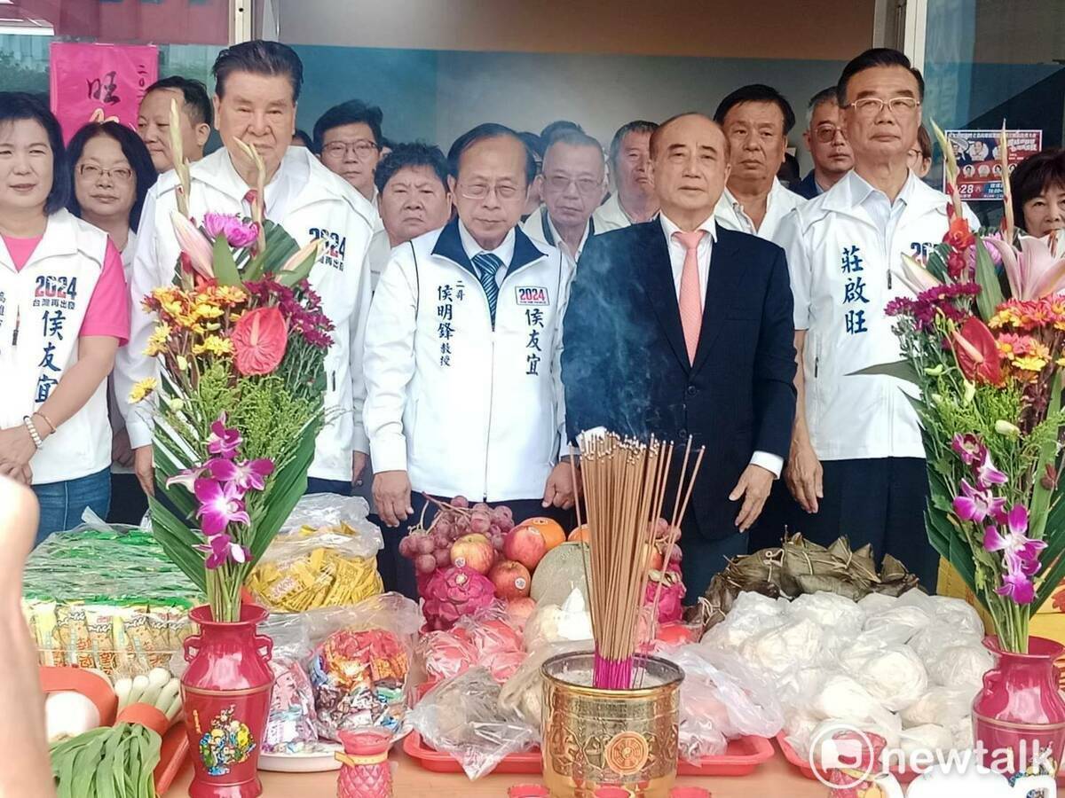 王金平(右二)和侯明鋒(中)均對藍合白發表意見。 圖:孫家銘攝