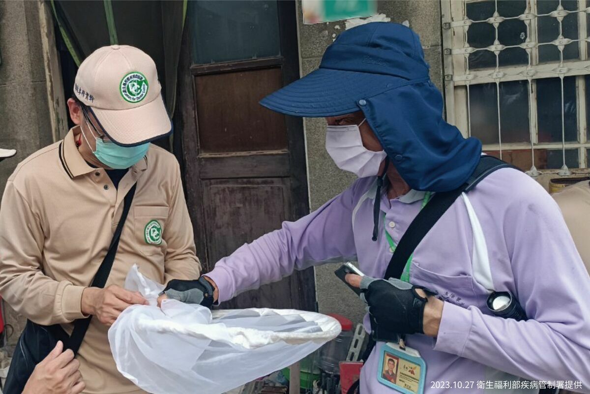 疾管署說明，今(2023)年10月21日至10月27日期間，「登革熱前進應變工作隊」出動19組38人次。 圖：疾管署／提供（資料照）