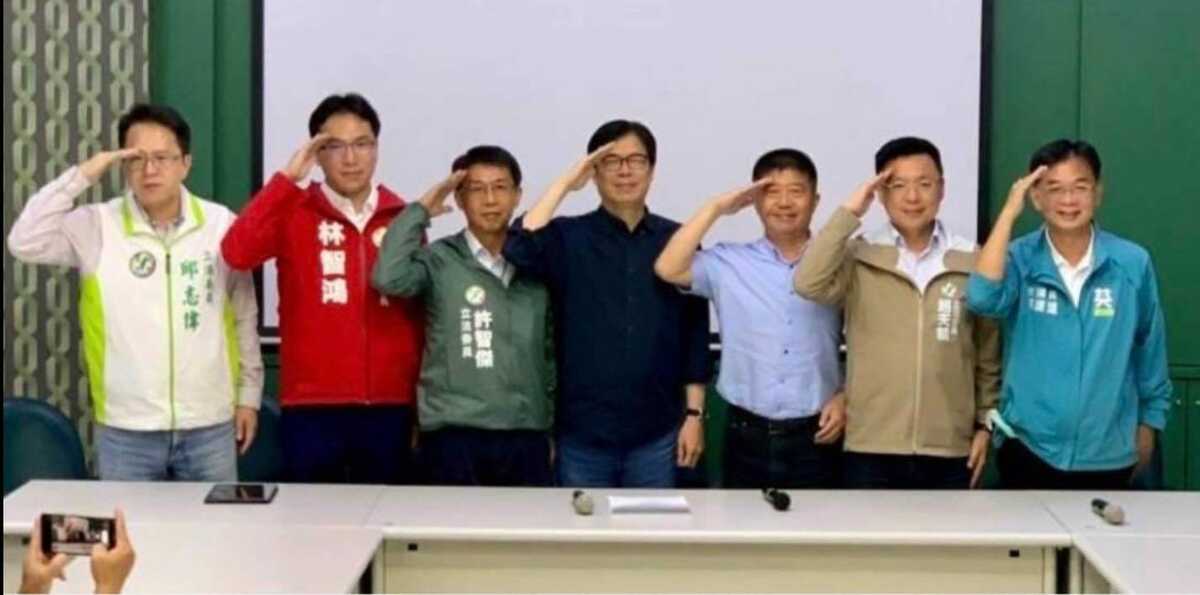 高雄市議員郭建盟(右一)昨（26）日發文「反空降」，認爲自己過去一讓再讓，這次已經找不到理由再讓給空降。 圖：翻攝自郭建盟臉書