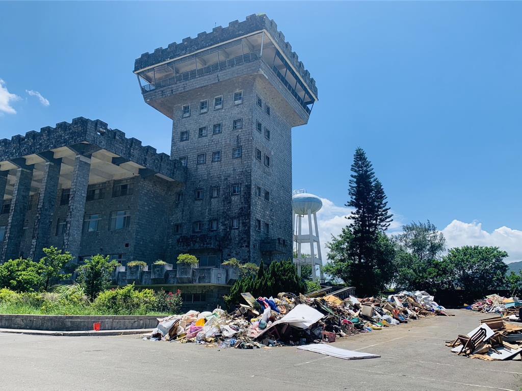 救國團金山青年活動中心今年3月被判定為不當黨產，6月30日結束營運後，歷經4個月，現在一片荒蕪、堆滿垃圾。 圖：新北市議員白珮茹提供