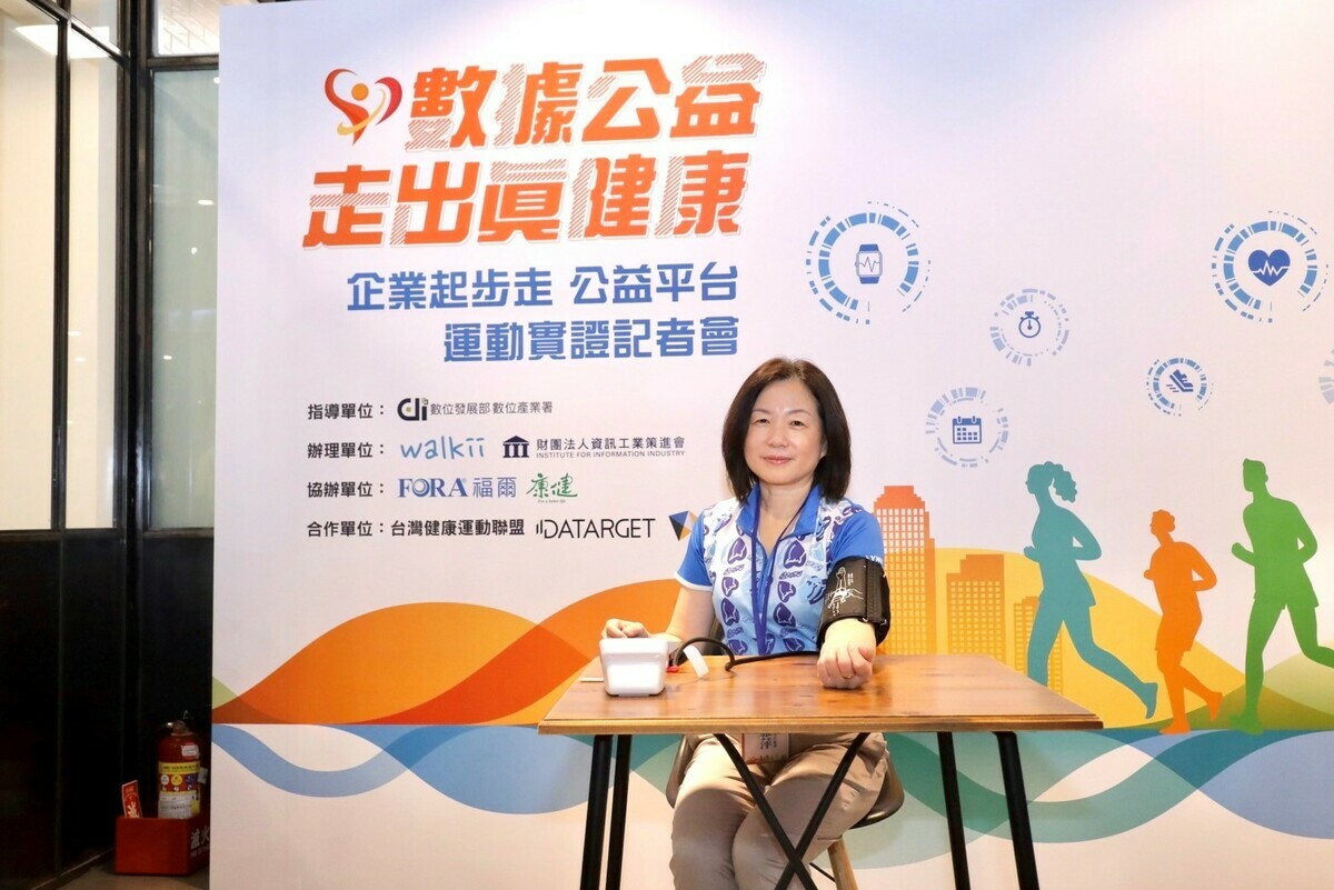 數產署主任秘書黃雅萍現場體驗血壓量測。 圖／若林創意Walkii提供