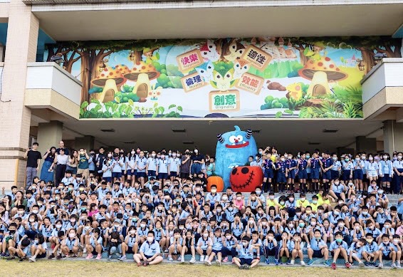 高雄萬聖節大遊行萌鬼家族成員「雪怪」意外引起小學生騷動。 圖：高雄市教育局/提供