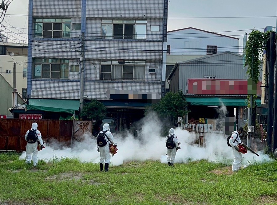 國軍化學兵協助執行噴藥防治。 圖：高雄市衛生局/提供