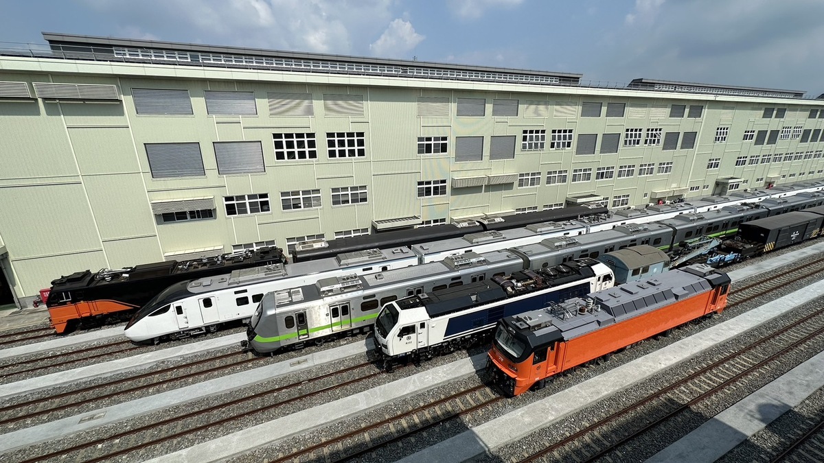 見面會場上，在台鐵新一代主力車種齊聚靜態展示區，可以一鏡補捉到EMU900電聯車、EMU3000電聯車、R200柴電機車、鳴日號電力機車與E500電力機車。 圖：台鐵局／提供