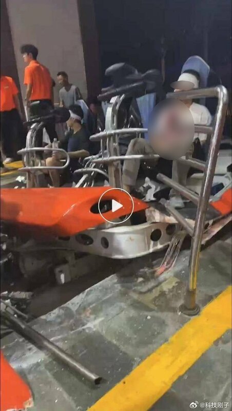 兩輛雲霄飛車發生追撞，多位民眾身體遭刺傷濺血急送醫。 圖:翻攝自微博