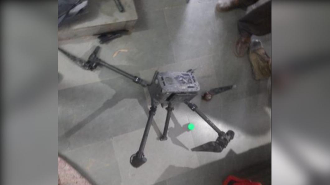 印度媒體稱該國部隊在印巴邊境發現無人機，不過巴基斯坦軍方消息人士則聲稱「有無人機企圖入侵巴基斯坦並當場遭擊落」 。 圖為印度邊境安全部隊找到的無人機。 圖／翻攝自X @ShilpaS02281154