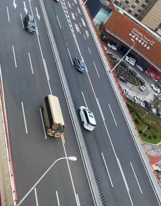上海當天有部分路段實施封路管制，為配合靈車運送李克強遺體。 圖:翻攝自Ｘ平台「新聞調查 @xinwendiaocha」