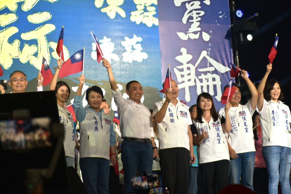 侯友宜暨高雄立委提名人誓師大會在鳳山登場。 圖：孫家銘攝