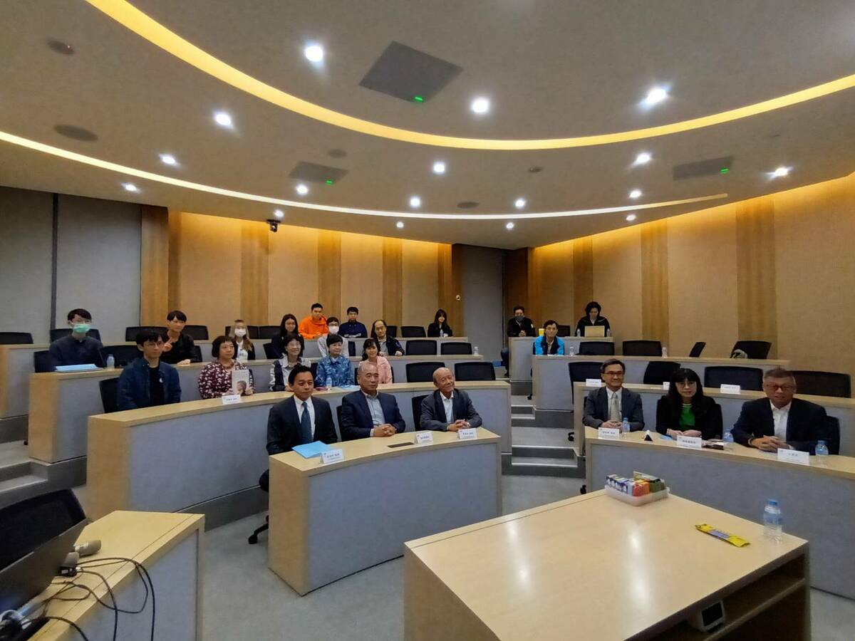 全民查假會社今天(28日)攜手中華傳播管理學會，舉辦「真假民調大混『謠』」論壇活動，聚集各界學者專家於2024年大選前，共同解讀民意風向球。 圖：全民查假會社提供