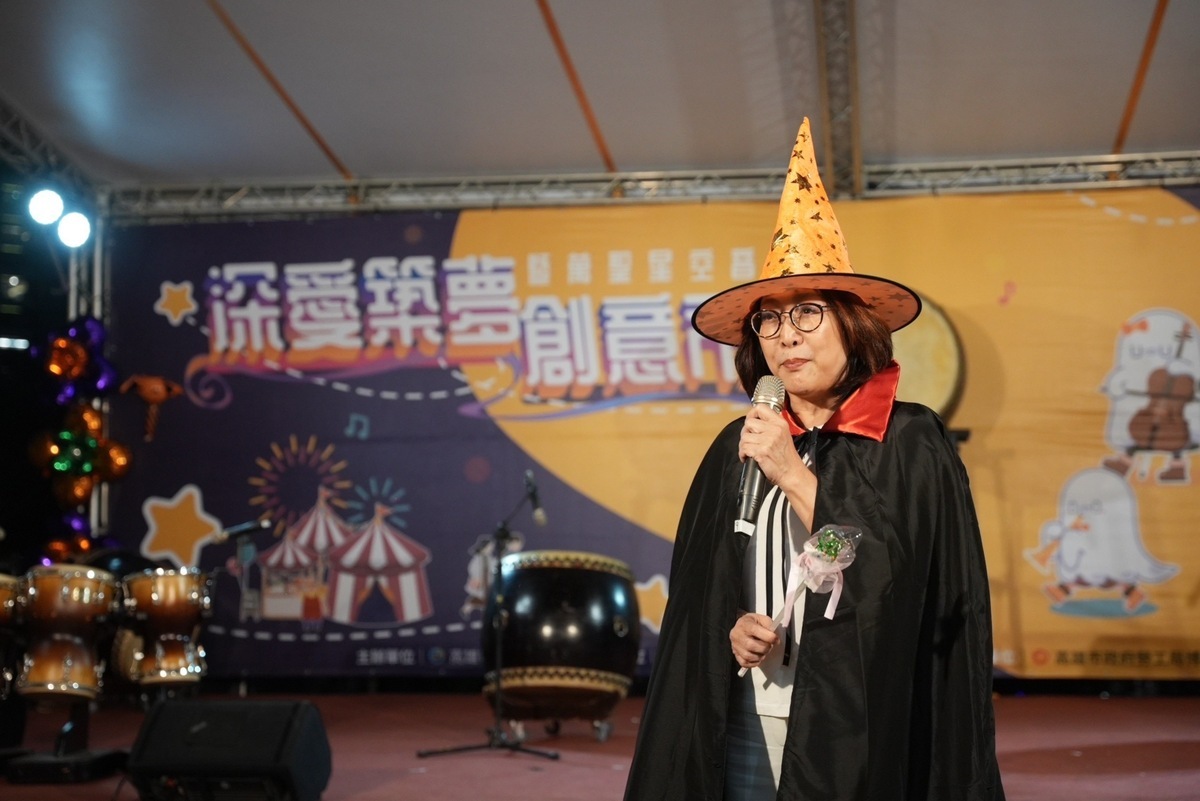 康裕成變裝熱情參與。 圖：高雄市勞工局/提供