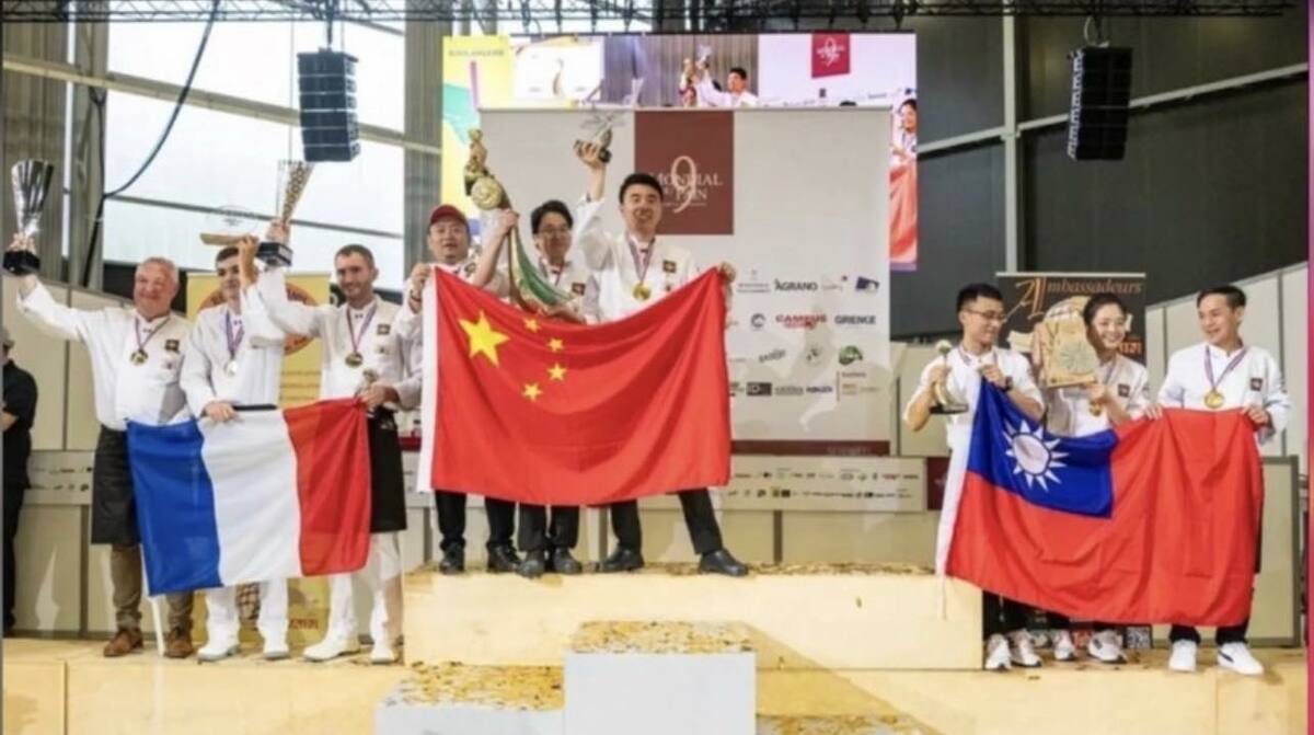 台灣隊25日拿下第9屆世界麵包大賽季軍，中華民國國旗與中國國旗罕見在國際賽事上並列。 圖：翻攝ambassadeursdupain臉書