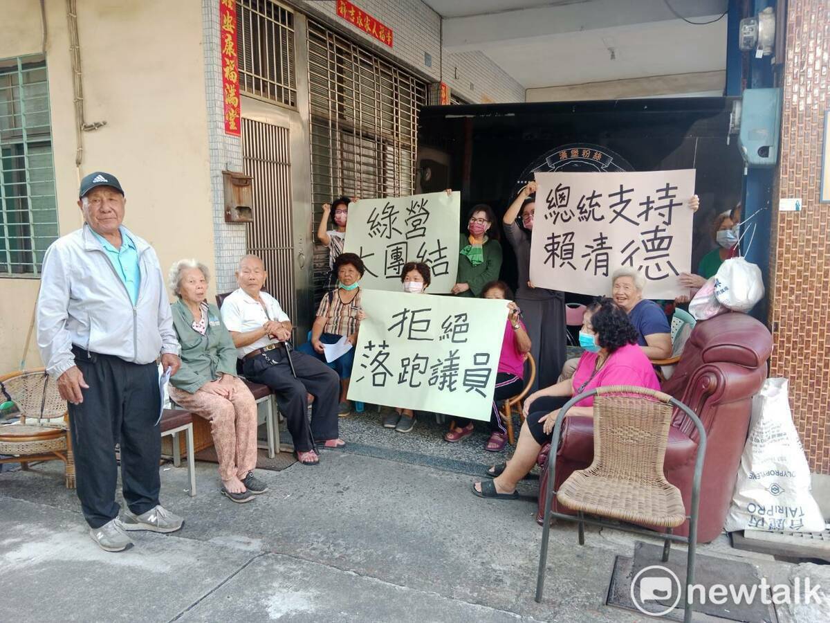 廖重山(左一)與綠營死忠支持者抗議黨中央不顧民意。 圖：孫家銘攝