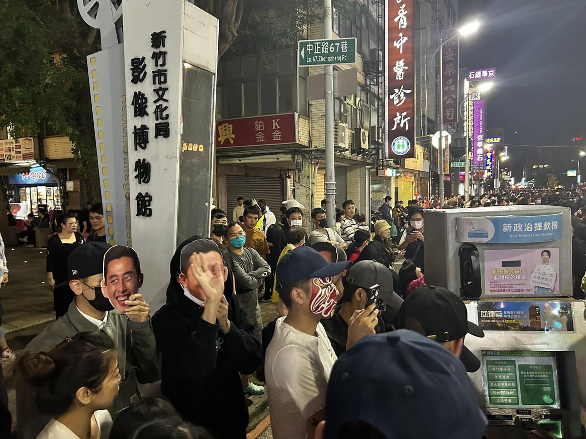 一群男子在不乏孩童出沒的人群中抽菸、嚼檳榔，甚至怒嗆警方，囂張行徑引發撻伐。新竹市立委參選人林志潔則指出該舉已構成強制罪 圖：擷自臉書「新竹市新政治」