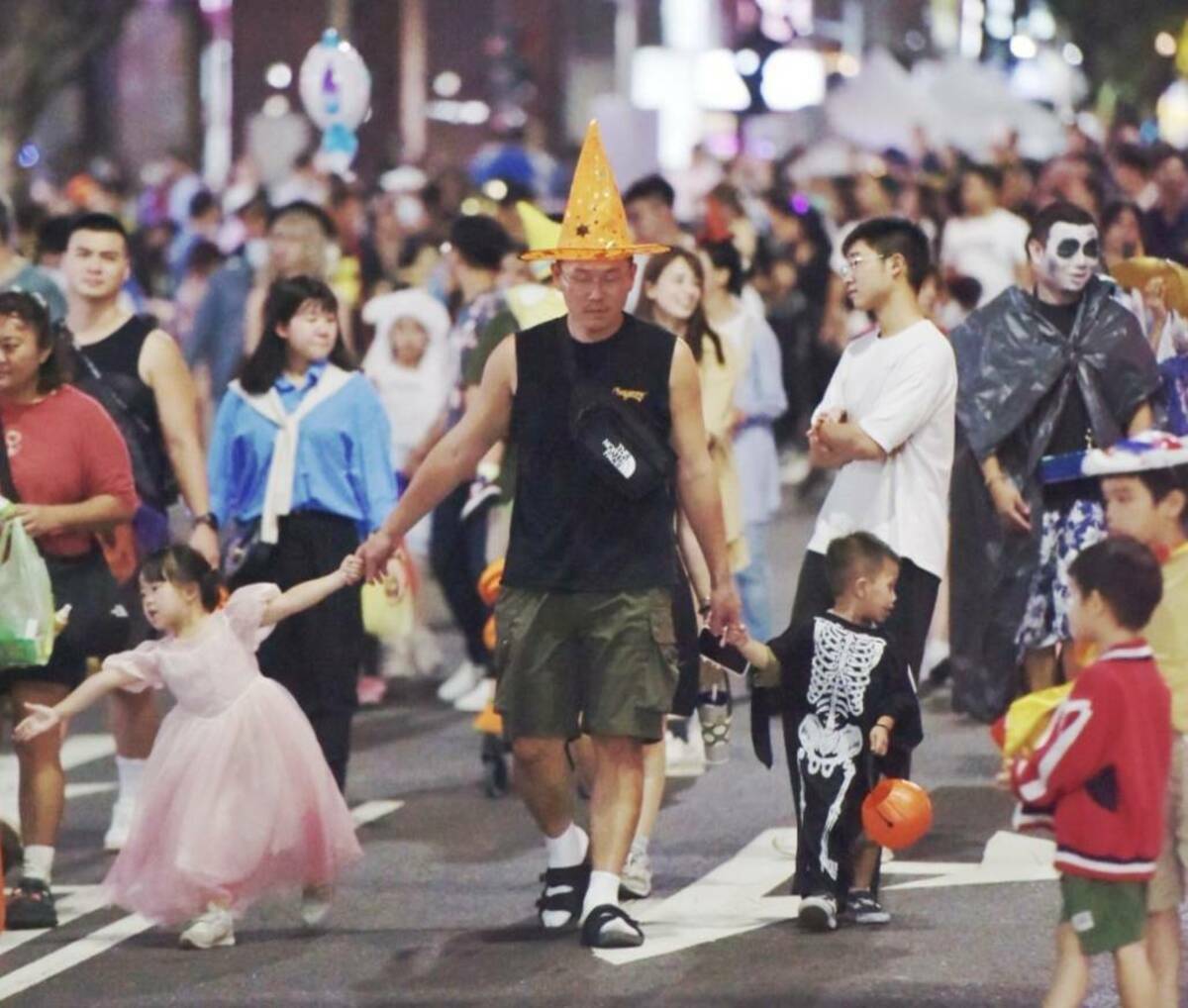 萬聖節遊行親子同樂，喊著明年還要再來。  圖：高雄市教育局/提供