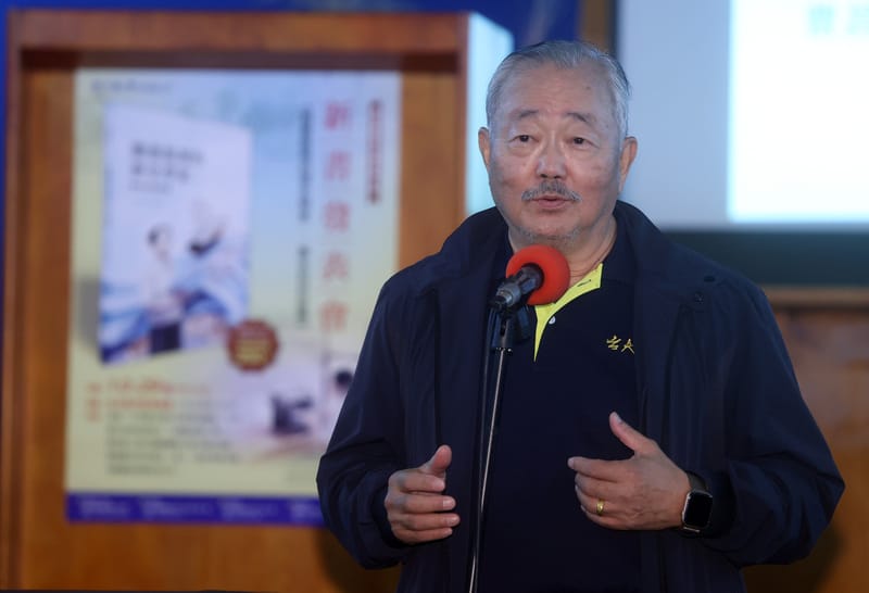 繪本「圖書館裡的歷史學家–曹永和的故事」29日在台北舉行新書發表會，已故史學家曹永和之子、曹永和文教基金會執行長曹昌平（圖）致詞表示，父親是一個非常節儉的人，出門都用走路的，同時背著書包，裡面經常裝著10多公斤的書，無時無刻不在看書。 圖：中央社